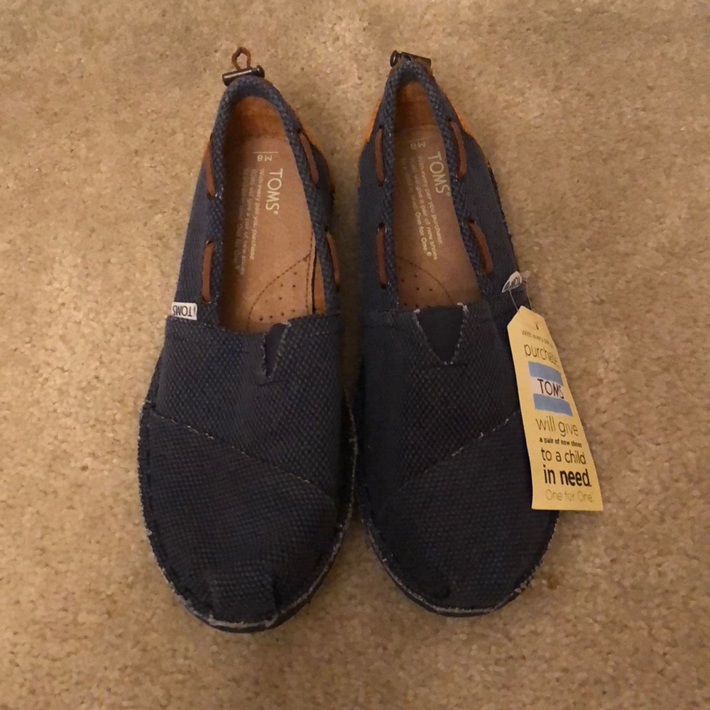 Men’s Toms - size 8